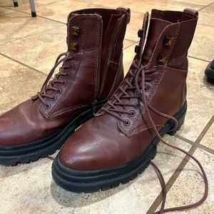 Also combat boots. Good used condition